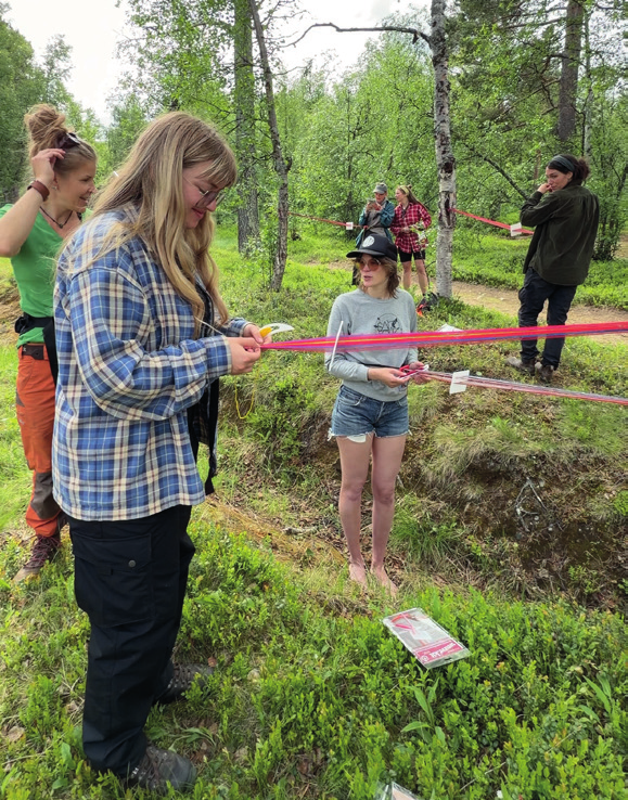 Deltagare väver band mellan björkarna under en kurs i Saltoluokta sommaren 2026.